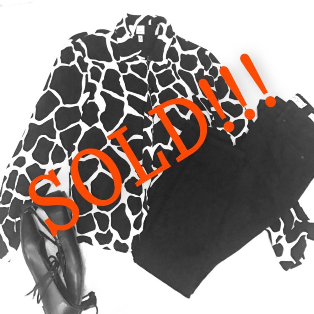 Anne Klein size 6 animal print button up top